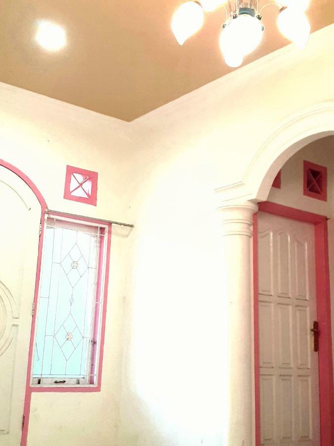 Almira Homestay Near Airport Jambi Esterno foto