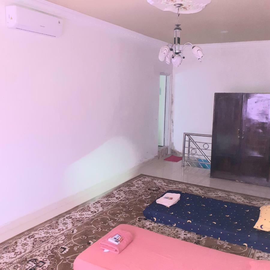 Almira Homestay Near Airport Jambi Esterno foto